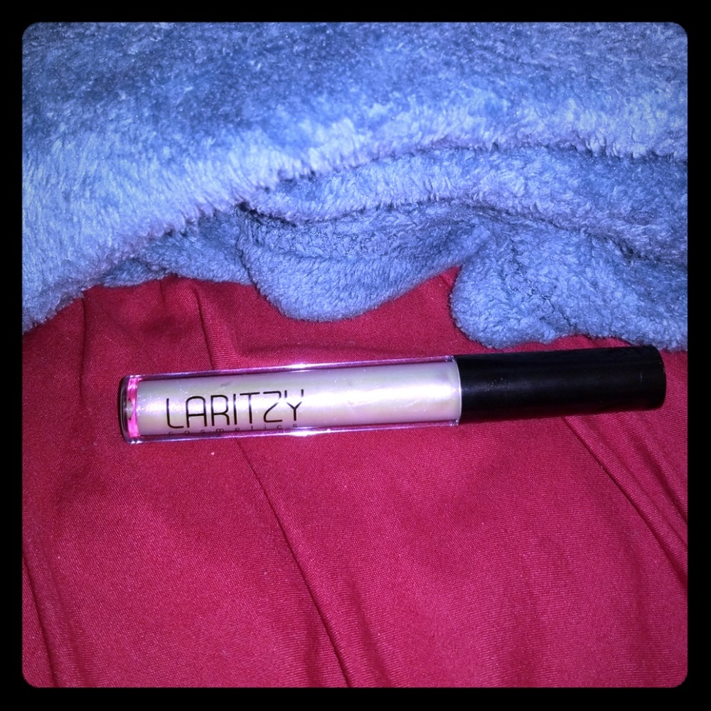 Holographic lip gloss